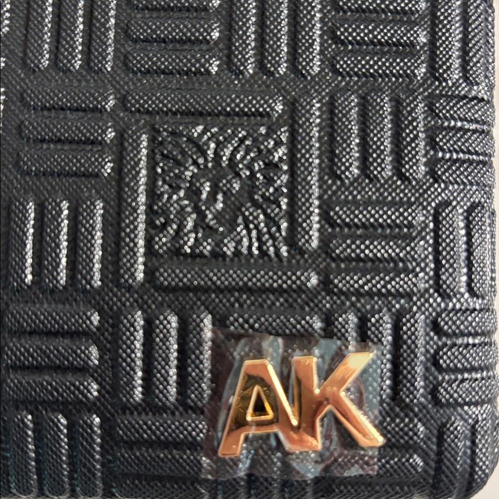 Anne Klein large black wristlet with a beautiful shiny coating - Picture 5 of 6